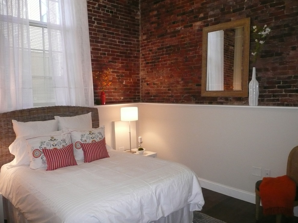 Imagen de dormitorio principal moderno pequeño sin chimenea con paredes beige y suelo de madera oscura