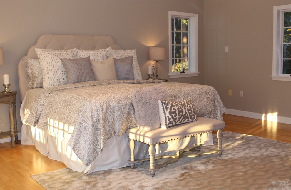 Стильный дизайн: большая хозяйская спальня в стиле неоклассика (современная классика) с серыми стенами и светлым паркетным полом без камина - последний тренд