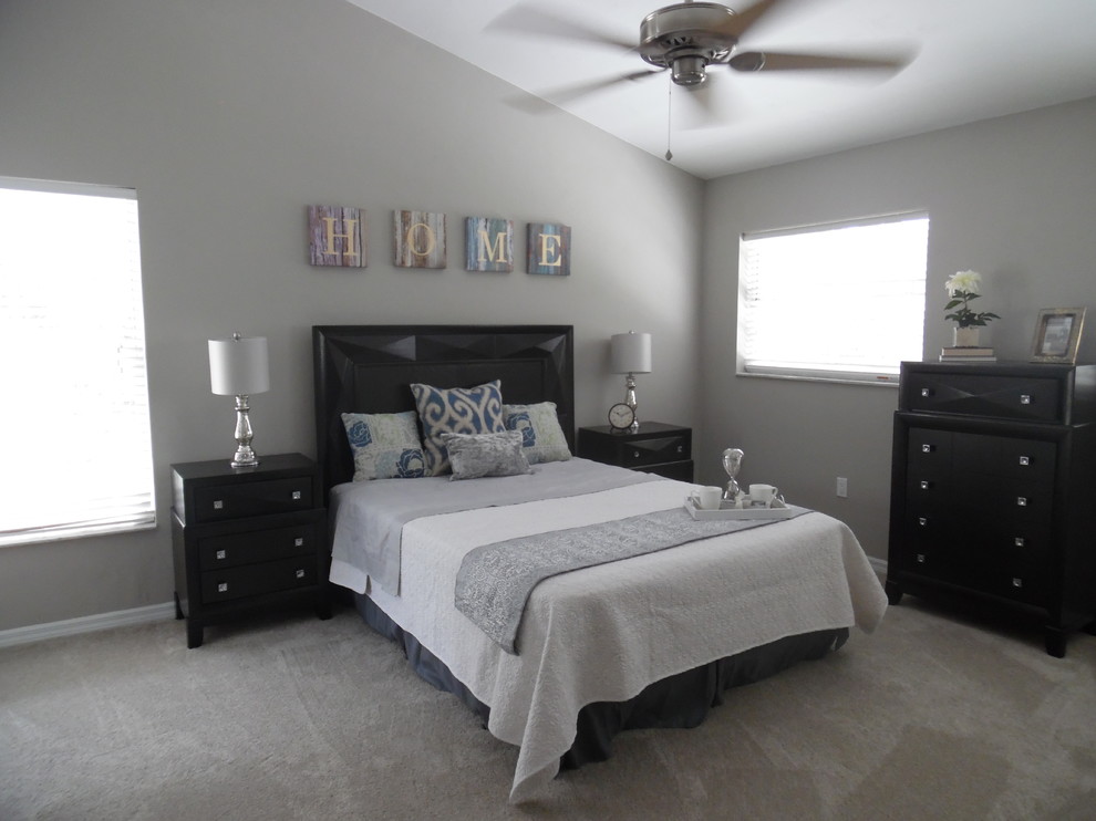 Пример оригинального дизайна: большая гостевая спальня (комната для гостей) в современном стиле с серыми стенами и ковровым покрытием без камина
