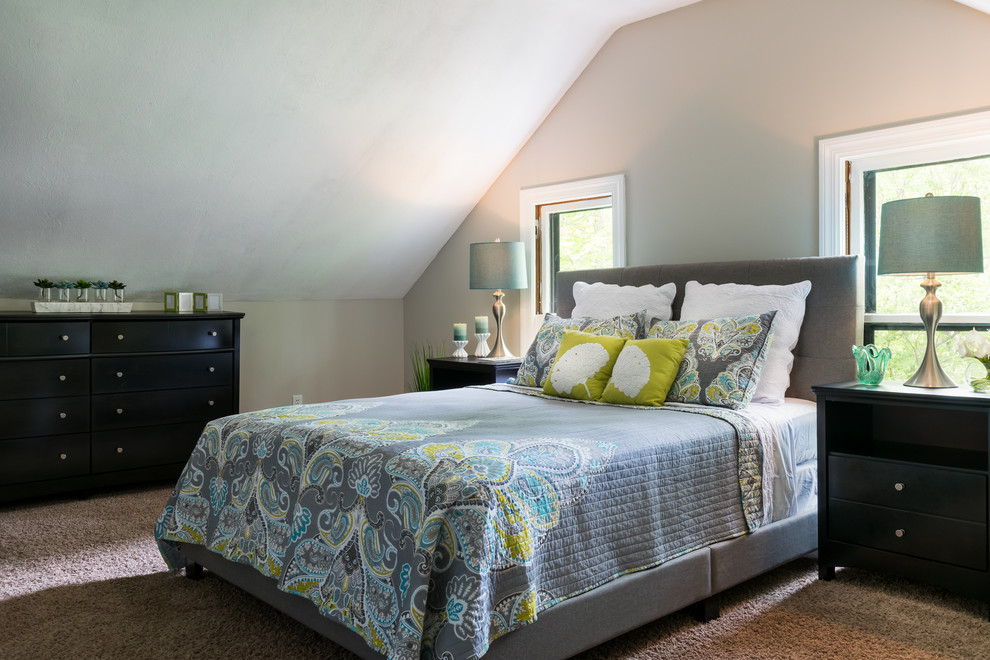 Modelo de dormitorio principal actual de tamaño medio sin chimenea con paredes grises, moqueta y suelo beige