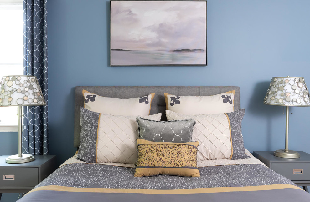 Cette image montre une chambre parentale traditionnelle de taille moyenne avec un mur bleu, un sol en bois brun et un sol beige.