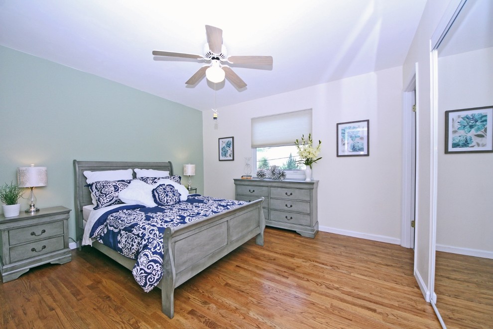На фото: хозяйская спальня среднего размера в морском стиле с разноцветными стенами и паркетным полом среднего тона без камина