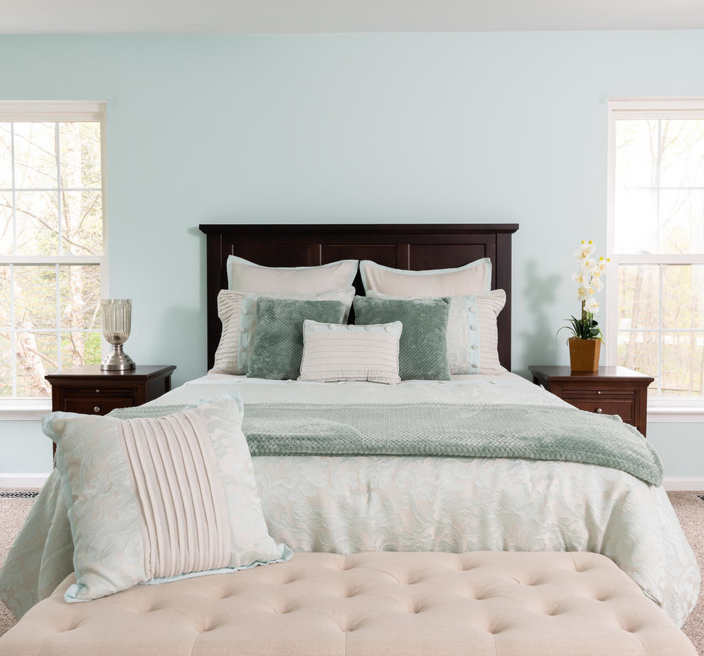 Diseño de dormitorio principal clásico grande con paredes azules, moqueta y suelo beige