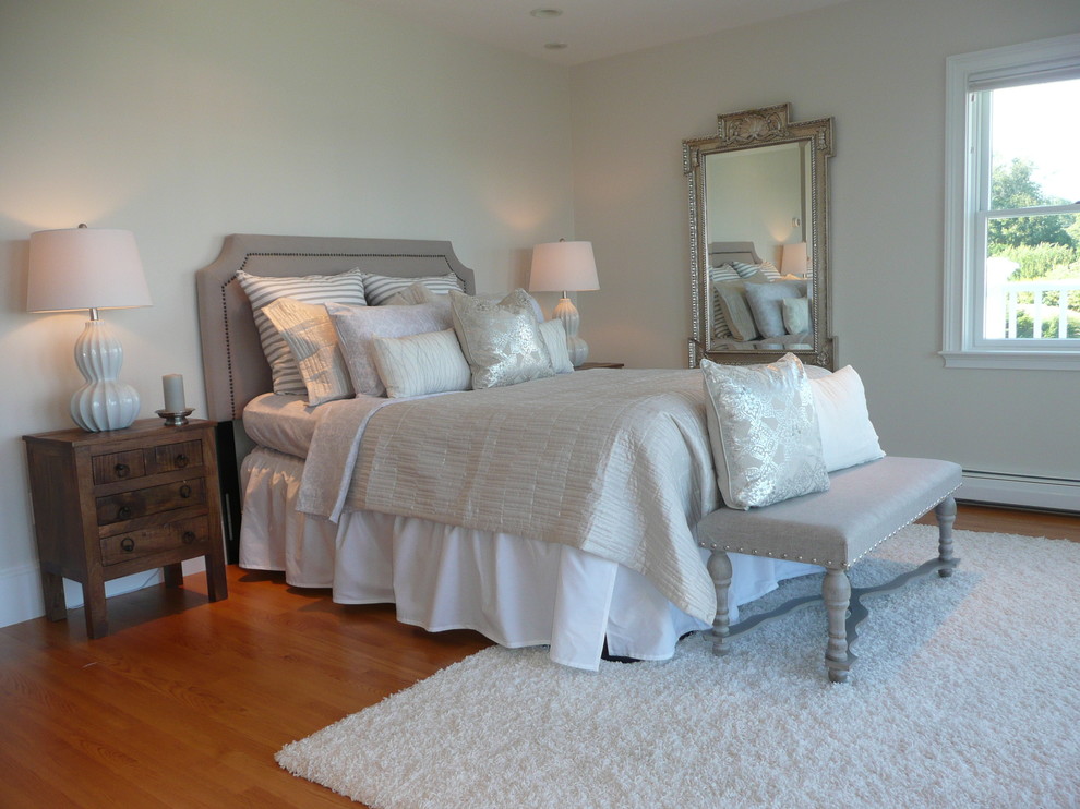 На фото: большая хозяйская спальня в морском стиле с белыми стенами и паркетным полом среднего тона без камина с