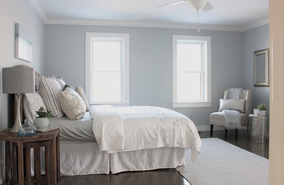 ボストンにある中くらいなビーチスタイルのおしゃれな主寝室 (青い壁、無垢フローリング、暖炉なし、茶色い床) のインテリア