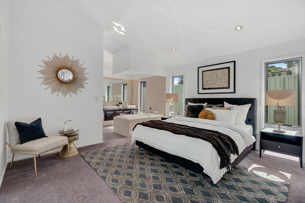 Immagine di una camera matrimoniale contemporanea di medie dimensioni con pareti bianche, moquette e pavimento grigio