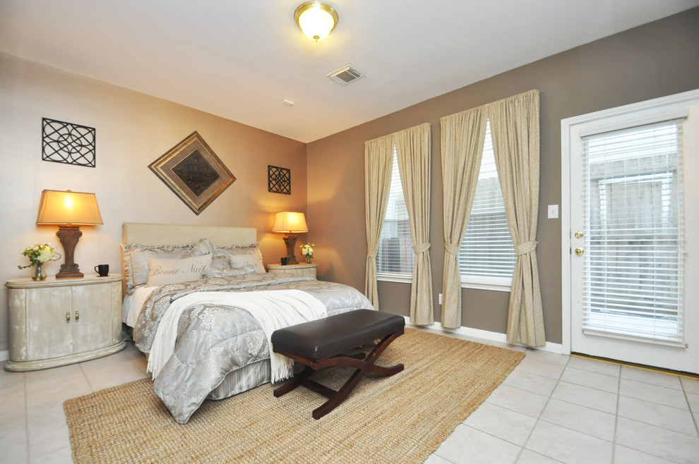 Пример оригинального дизайна: большая гостевая спальня (комната для гостей) в классическом стиле с коричневыми стенами и полом из керамической плитки без камина
