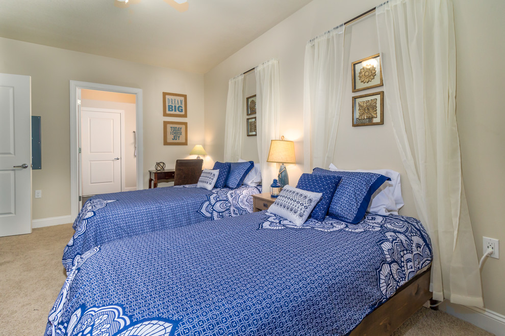 Modelo de habitación de invitados de estilo de casa de campo de tamaño medio con paredes beige y moqueta