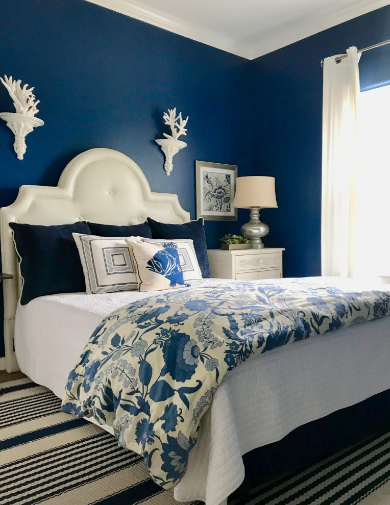 Идея дизайна: хозяйская спальня среднего размера в морском стиле с синими стенами и коричневым полом