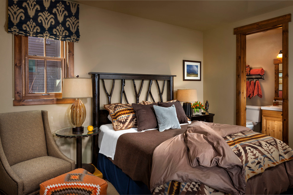 Идея дизайна: гостевая спальня (комната для гостей), среднего размера в стиле неоклассика (современная классика) с бежевыми стенами и ковровым покрытием