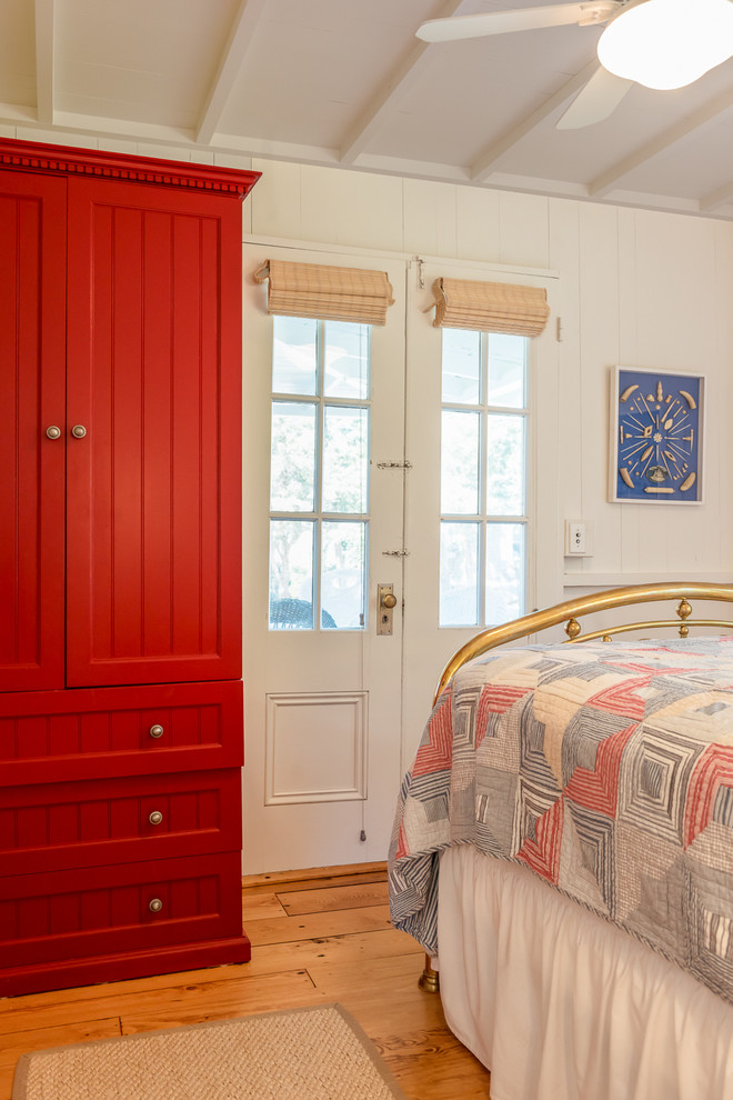 Пример оригинального дизайна: маленькая гостевая спальня (комната для гостей) в морском стиле с белыми стенами и светлым паркетным полом для на участке и в саду