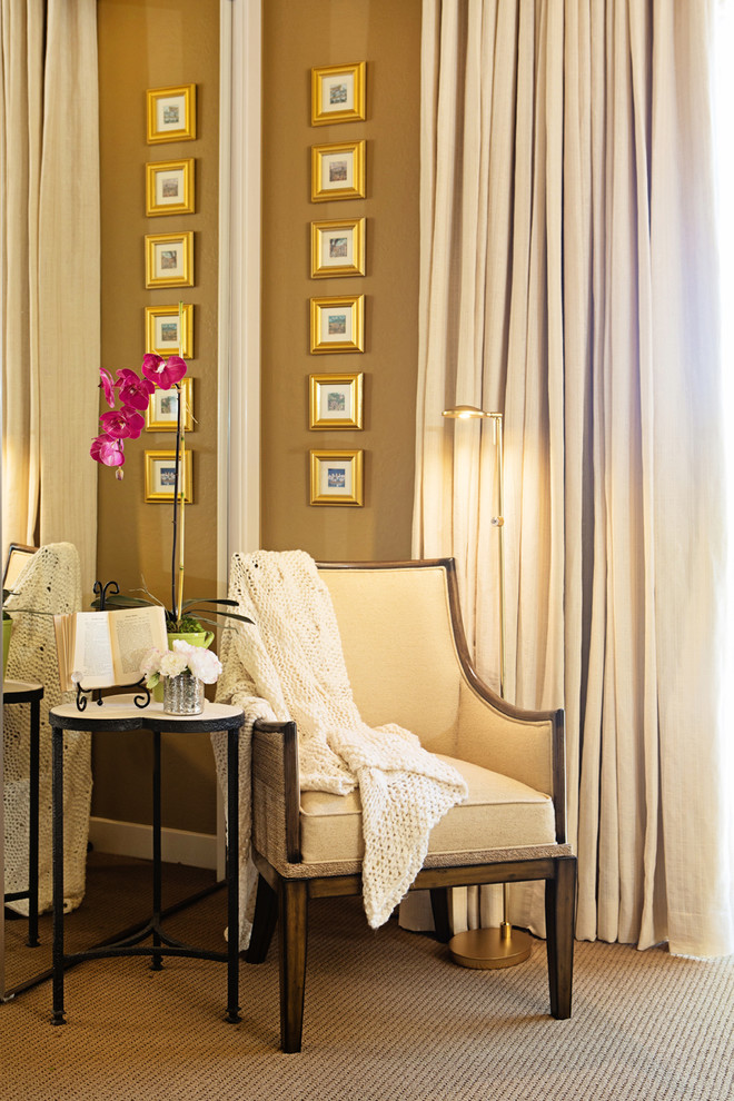 Ejemplo de dormitorio clásico renovado con paredes amarillas y moqueta