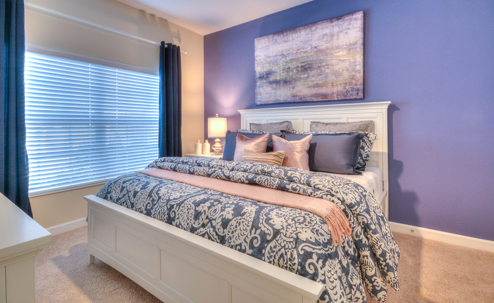 На фото: гостевая спальня среднего размера, (комната для гостей) в морском стиле с фиолетовыми стенами, ковровым покрытием и бежевым полом с