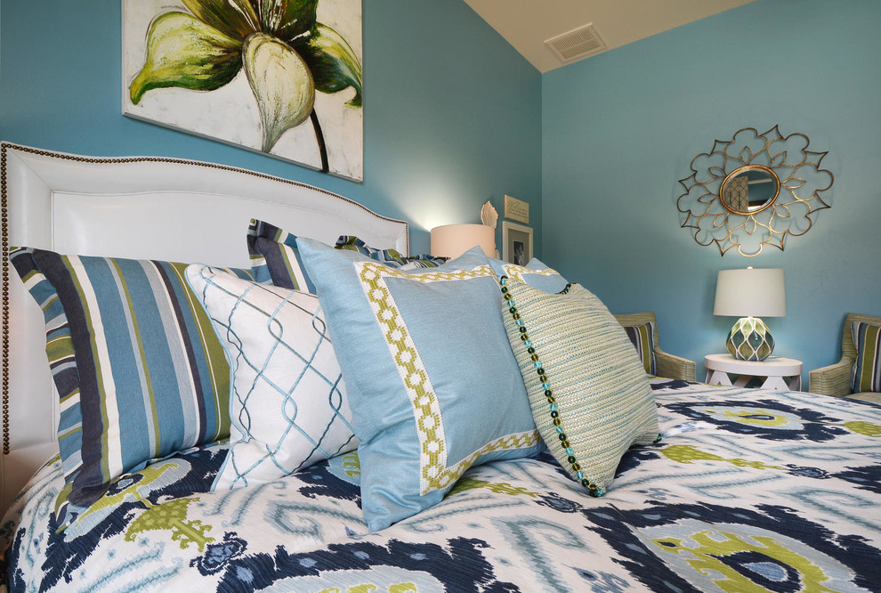 Imagen de habitación de invitados mediterránea de tamaño medio con paredes azules y moqueta