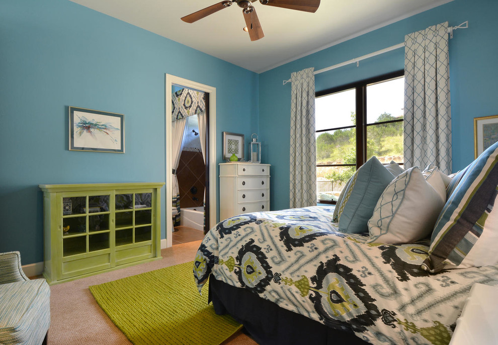 Пример оригинального дизайна: гостевая спальня среднего размера, (комната для гостей) в средиземноморском стиле с синими стенами и ковровым покрытием