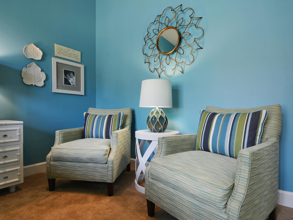 Diseño de habitación de invitados mediterránea de tamaño medio con paredes azules y moqueta