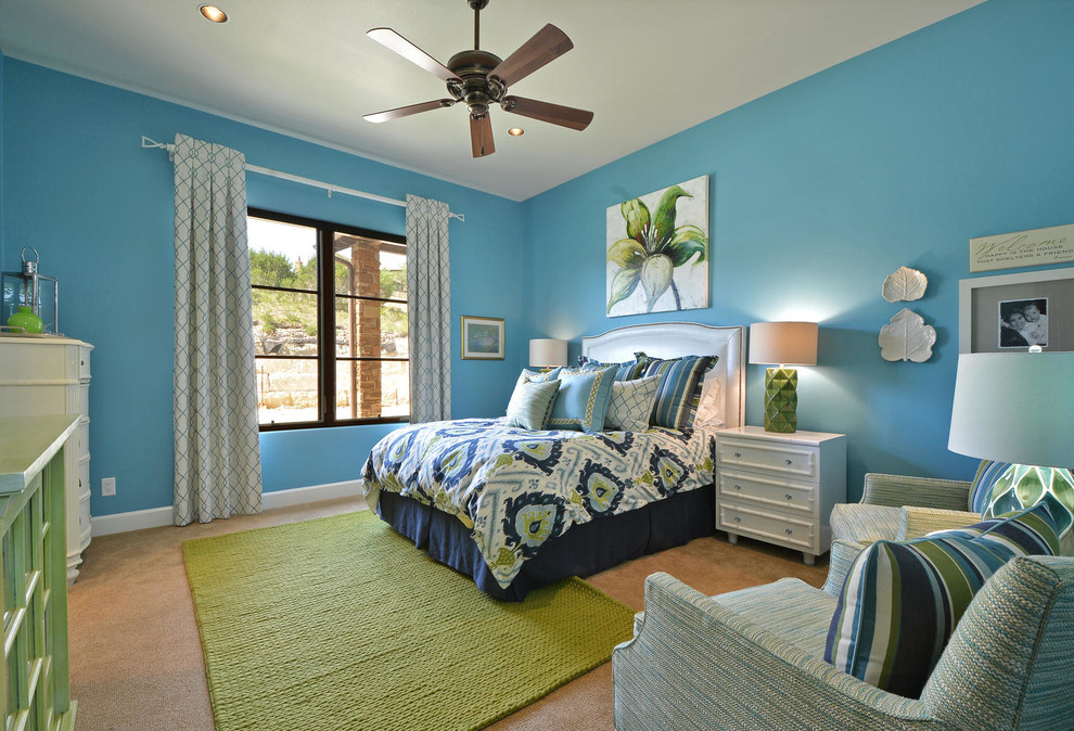 Ejemplo de habitación de invitados mediterránea de tamaño medio con paredes azules y moqueta