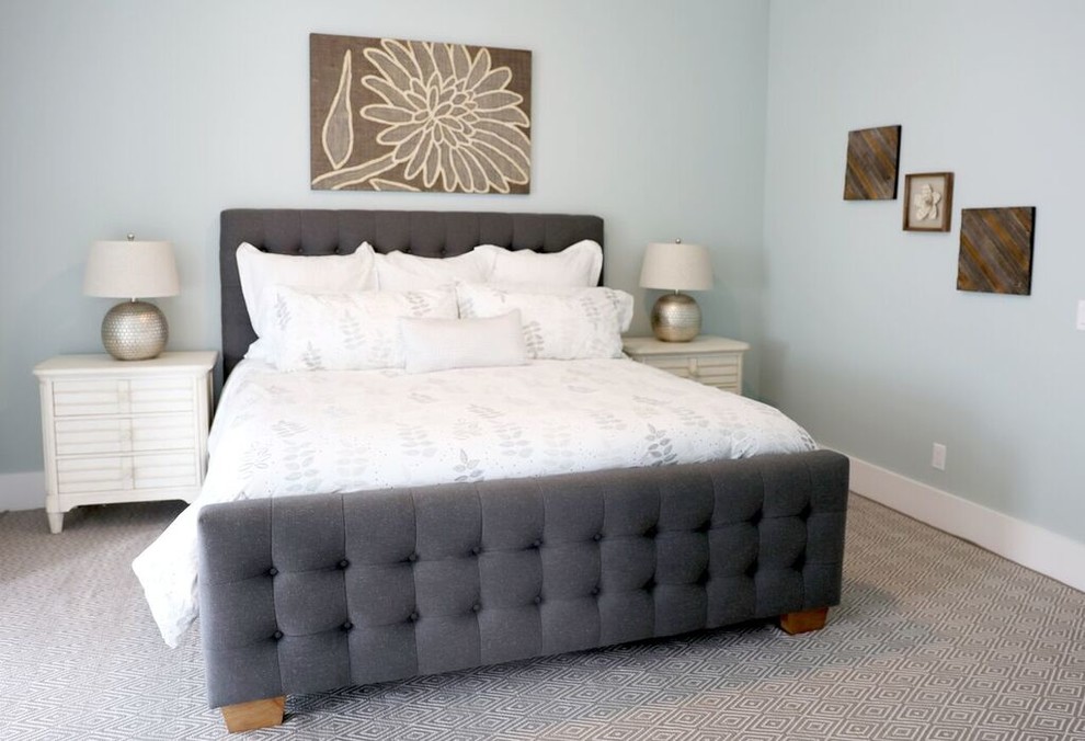 На фото: гостевая спальня (комната для гостей) в морском стиле с синими стенами и ковровым покрытием без камина