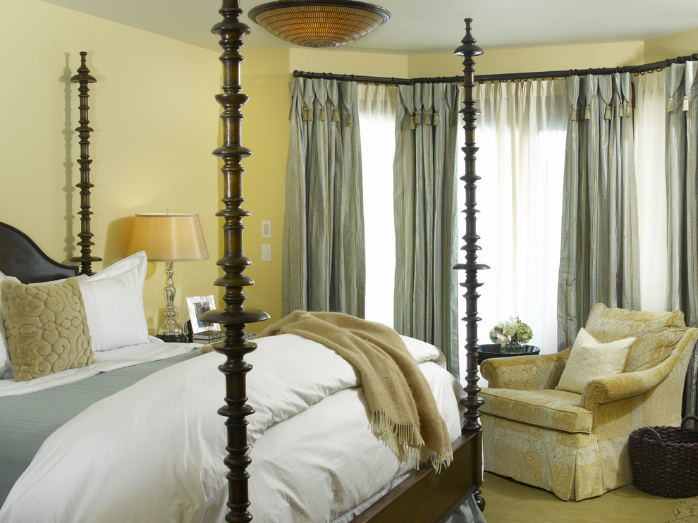 デンバーにあるトラディショナルスタイルのおしゃれな寝室 (黄色い壁、シアーカーテン) のレイアウト