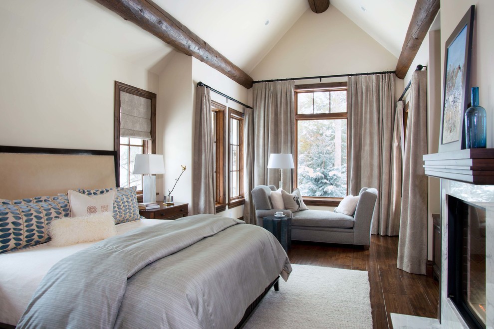 На фото: спальня в классическом стиле с белыми стенами, темным паркетным полом и стандартным камином с
