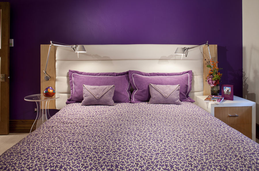 Immagine di una camera degli ospiti eclettica di medie dimensioni con pareti viola, moquette, nessun camino e pavimento beige