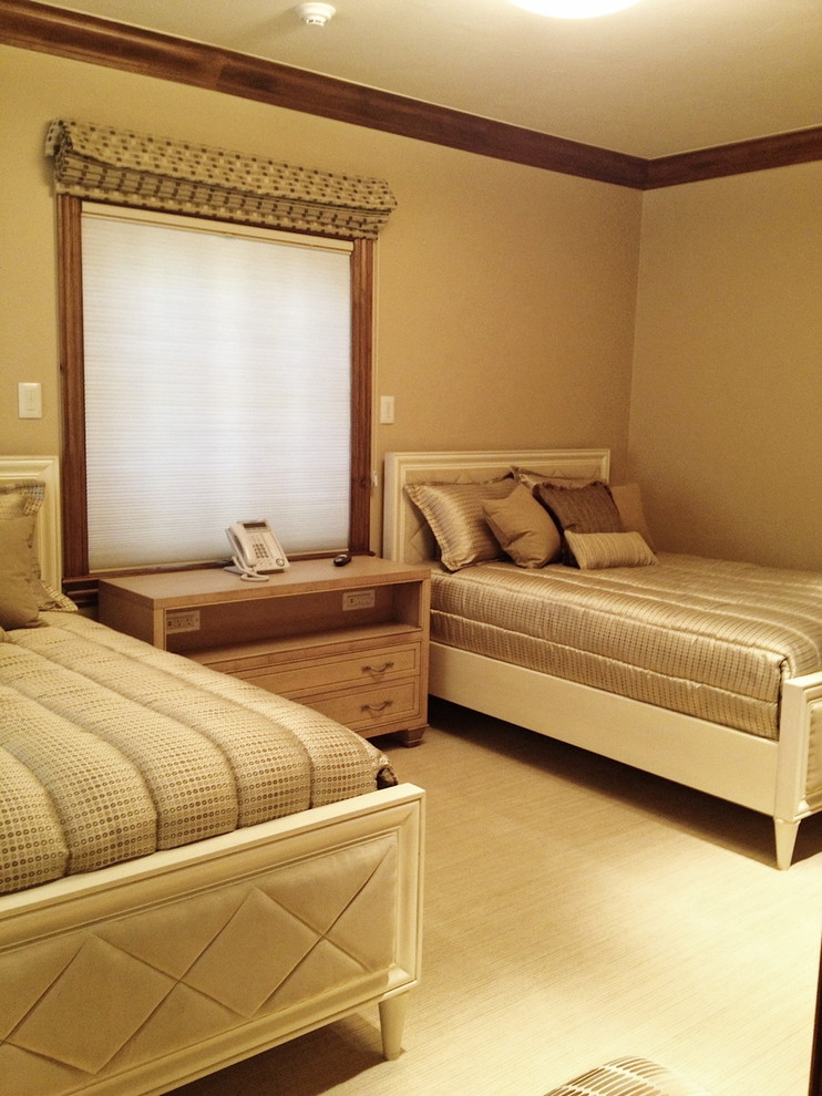 Immagine di una camera degli ospiti bohémian di medie dimensioni con pareti beige e moquette