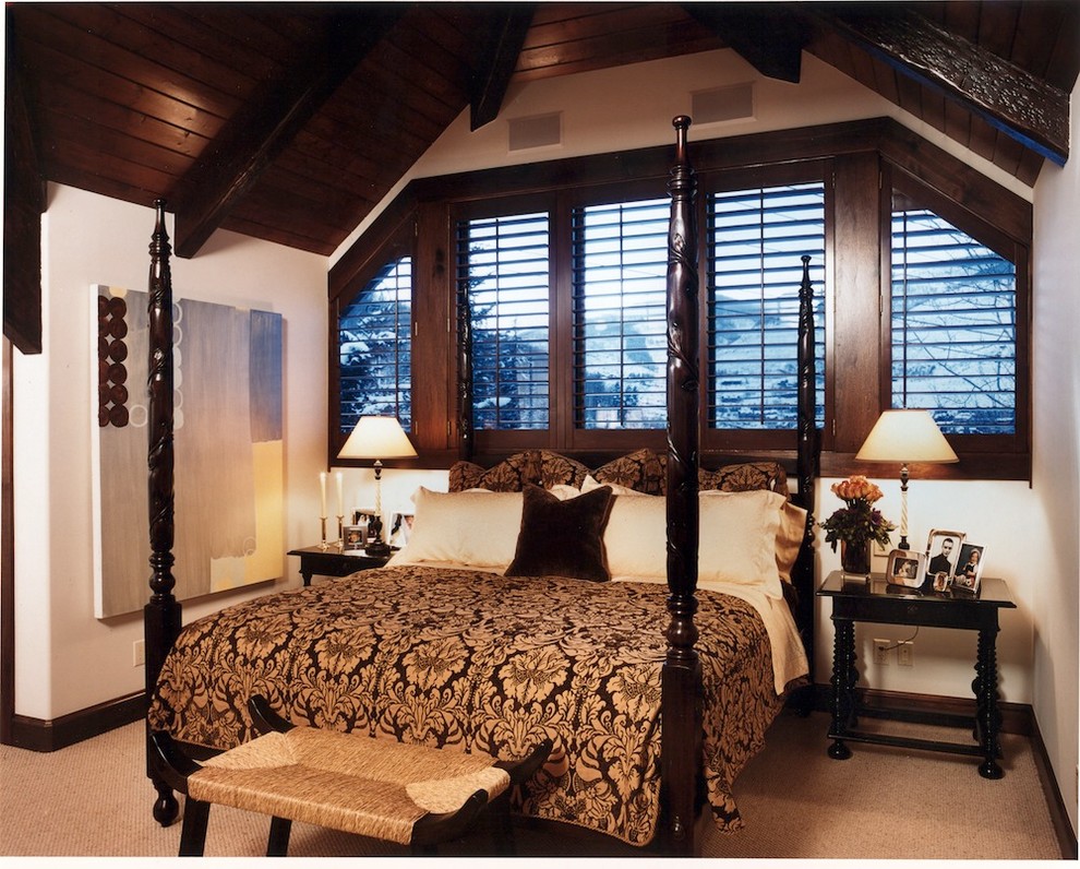 Foto de dormitorio principal rústico grande con paredes blancas y moqueta
