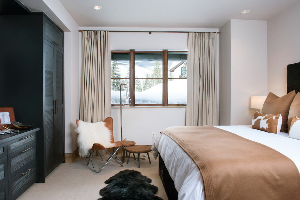 На фото: хозяйская спальня среднего размера в стиле рустика с бежевыми стенами, ковровым покрытием и серым полом без камина