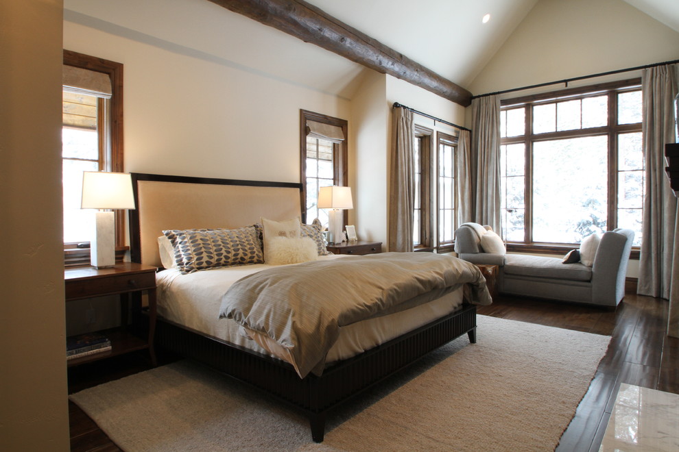 Источник вдохновения для домашнего уюта: хозяйская спальня в стиле рустика с белыми стенами, паркетным полом среднего тона, стандартным камином и фасадом камина из камня