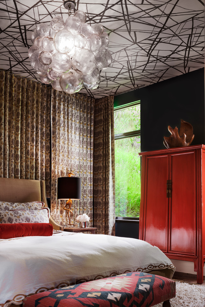 На фото: спальня в стиле фьюжн с черными стенами с