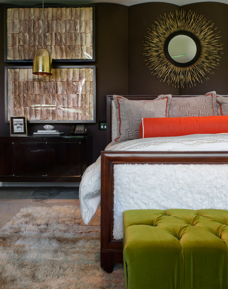 Стильный дизайн: спальня в современном стиле с коричневыми стенами и бетонным полом - последний тренд