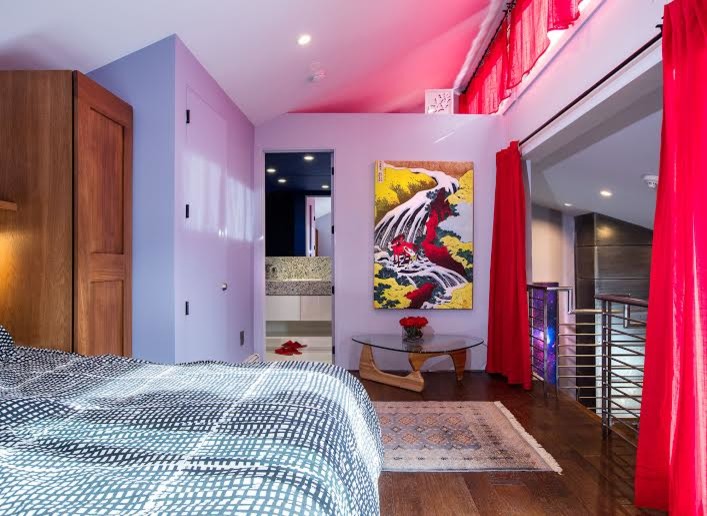 デンバーにある中くらいなコンテンポラリースタイルのおしゃれなロフト寝室 (グレーの壁、濃色無垢フローリング、茶色い床)