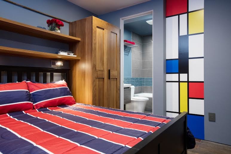 Inspiration pour une chambre d'amis design de taille moyenne avec un mur bleu, un sol en bois brun et un sol marron.
