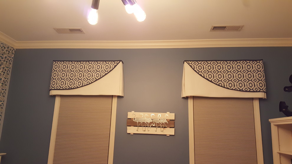 Ejemplo de habitación de invitados marinera sin chimenea con paredes azules, moqueta y suelo beige