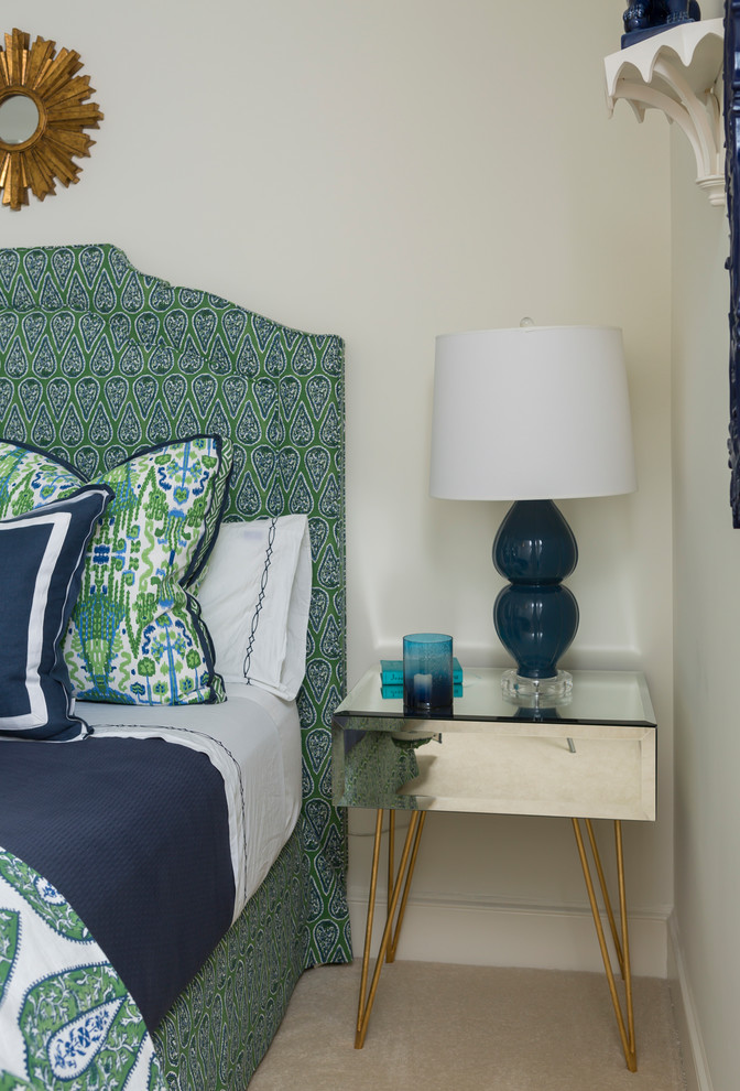 シャーロットにある中くらいなトラディショナルスタイルのおしゃれな寝室 (白い壁、カーペット敷き、ベージュの床)