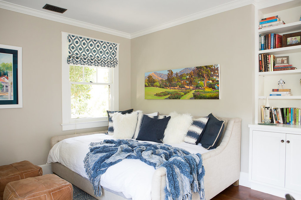 Diseño de habitación de invitados costera de tamaño medio sin chimenea con paredes grises, suelo de madera en tonos medios y suelo marrón