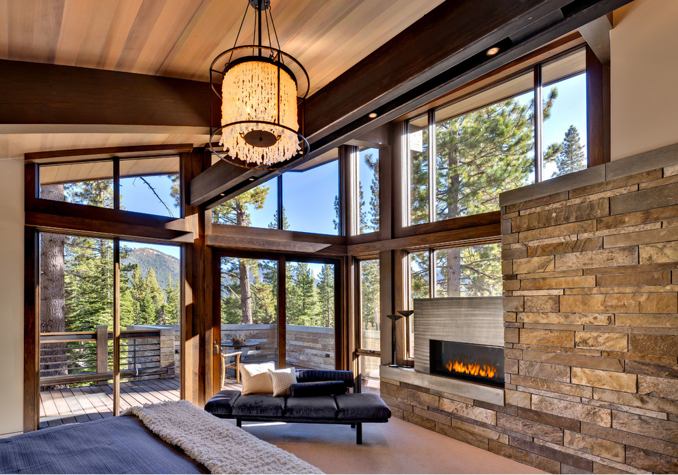 Cette image montre une chambre chalet de taille moyenne avec une cheminée ribbon, un manteau de cheminée en métal et un mur beige.