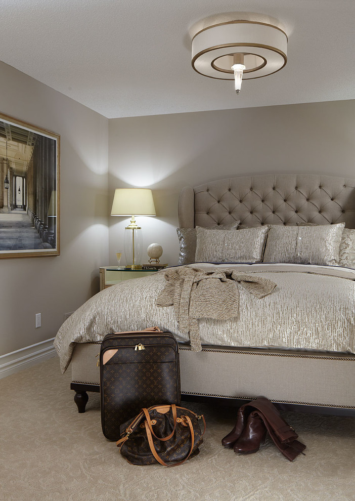 Ejemplo de habitación de invitados tradicional renovada grande con paredes grises y moqueta