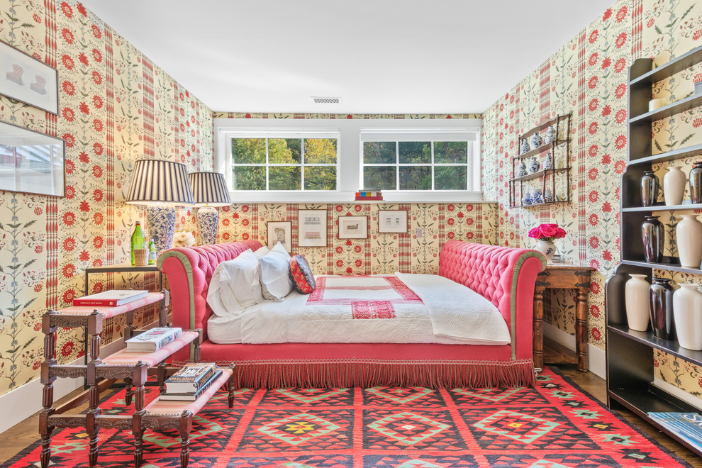 Immagine di una camera degli ospiti country con pareti multicolore e nessun camino