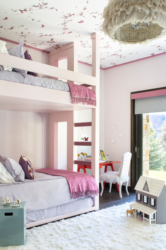 Inspiration för ett mellanstort funkis sovrum, med rosa väggar och mörkt trägolv