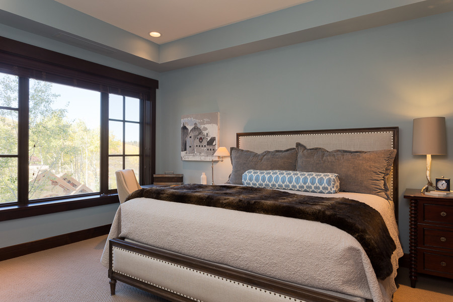 Свежая идея для дизайна: хозяйская спальня среднего размера в стиле неоклассика (современная классика) с синими стенами и ковровым покрытием без камина - отличное фото интерьера