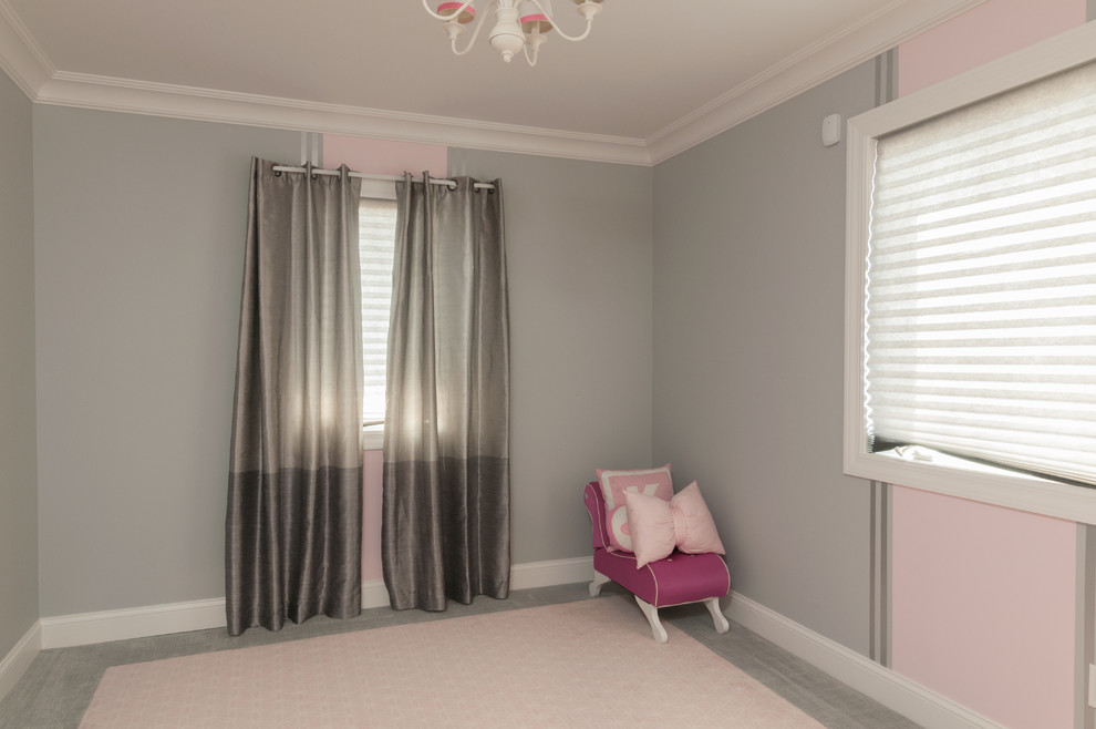 Idée de décoration pour une chambre grise et rose minimaliste de taille moyenne avec un mur gris, aucune cheminée et un sol multicolore.