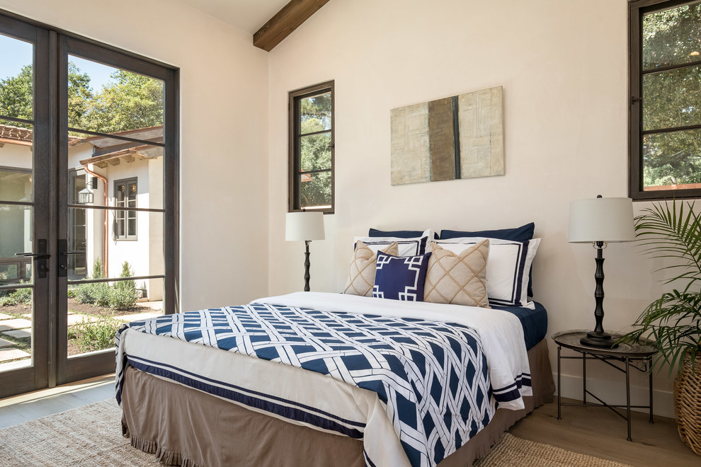 Foto de habitación de invitados mediterránea con paredes blancas, suelo de madera en tonos medios y suelo marrón