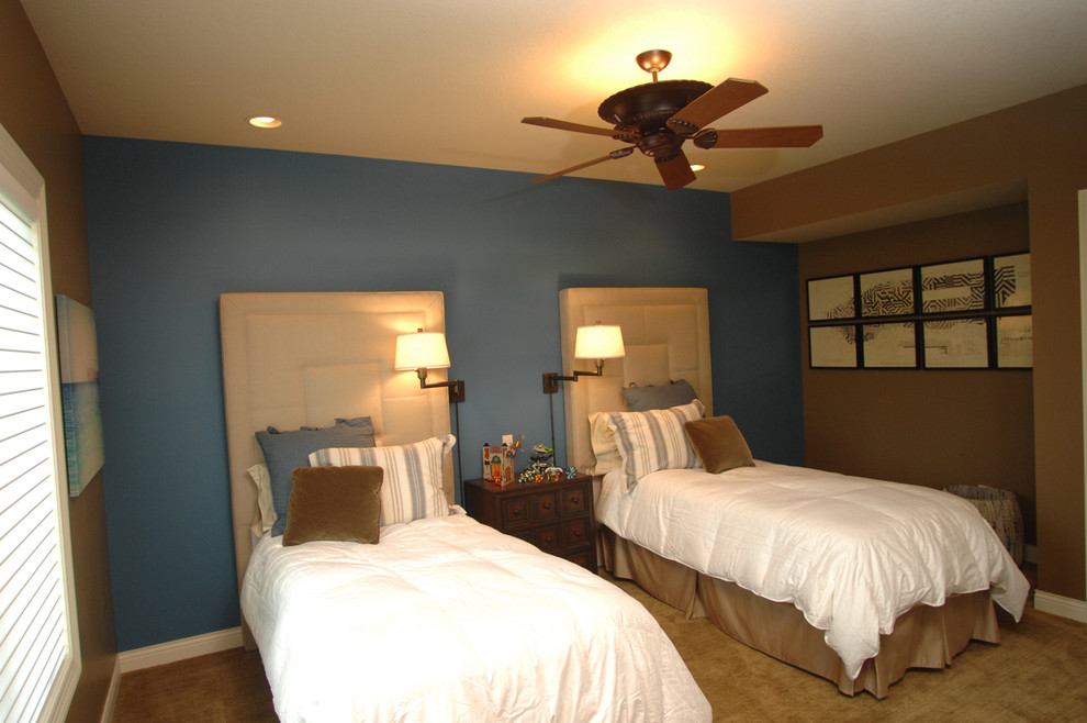 Esempio di una camera degli ospiti classica di medie dimensioni con pareti blu, moquette e nessun camino