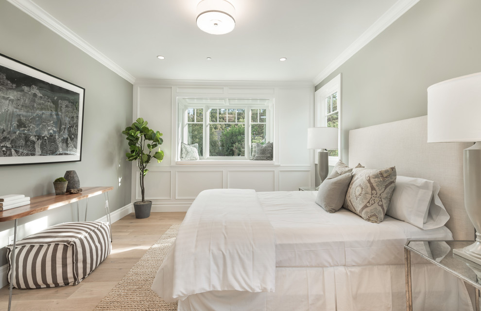Идея дизайна: гостевая спальня среднего размера, (комната для гостей) в стиле неоклассика (современная классика) с серыми стенами и светлым паркетным полом