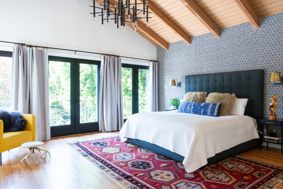 Klassisches Hauptschlafzimmer ohne Kamin mit bunten Wänden und hellem Holzboden in Los Angeles