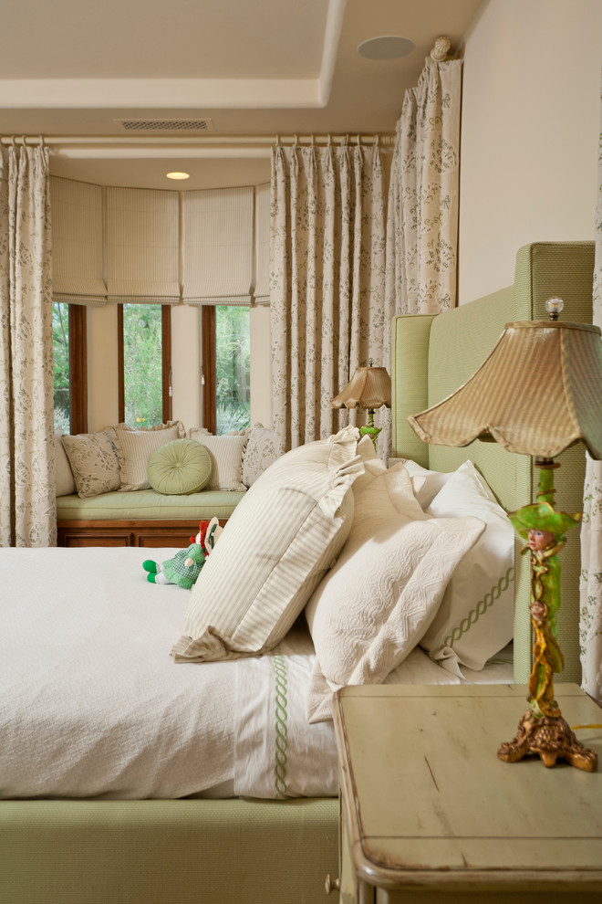 Immagine di una grande camera da letto tradizionale con pareti beige