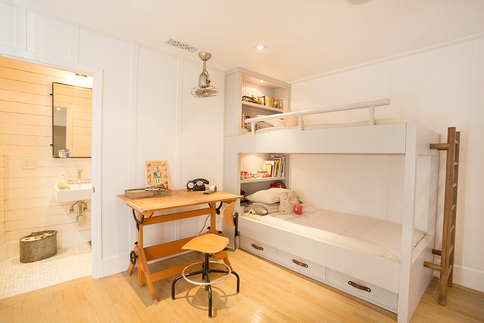 Foto de dormitorio ecléctico con paredes blancas y suelo de madera clara