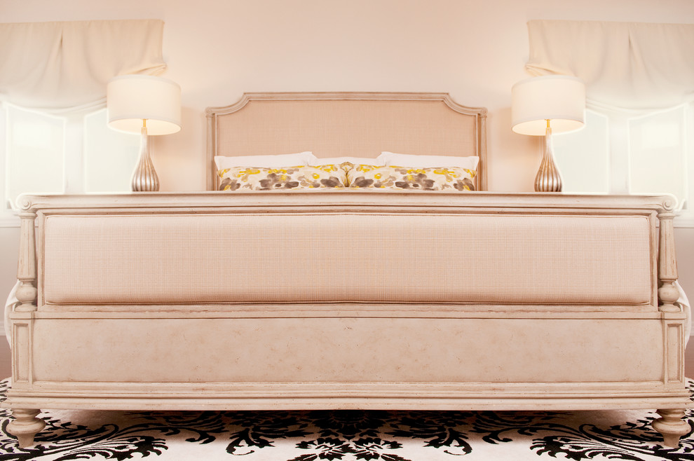Modelo de dormitorio principal clásico renovado grande sin chimenea con paredes beige y suelo de madera en tonos medios