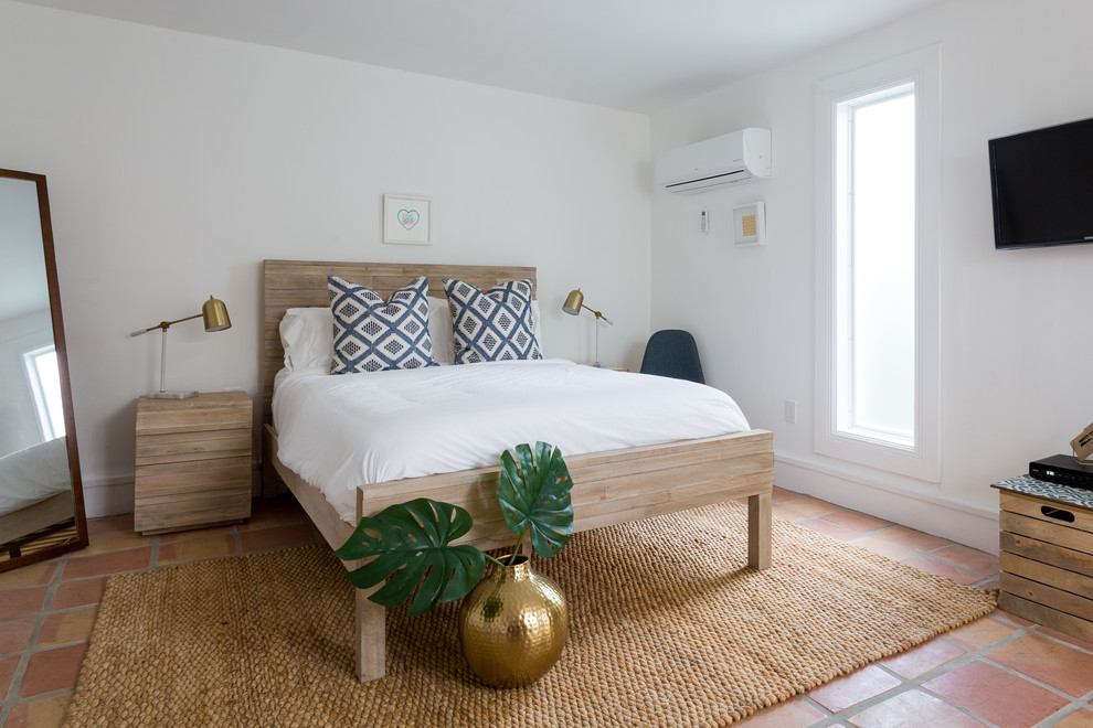 Idee per una camera da letto contemporanea con pavimento in terracotta